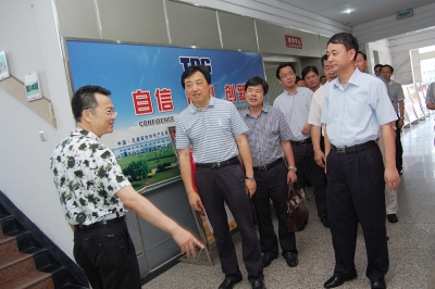 2011年8月，時任浙江省委組織部副部長莊躍成視察天通